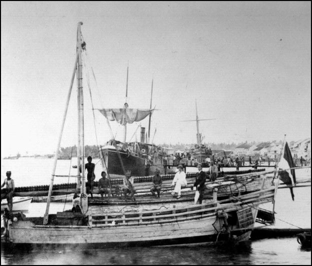 Sebuah perahu padewakang di pelabuhan Makassar, ca. 1890